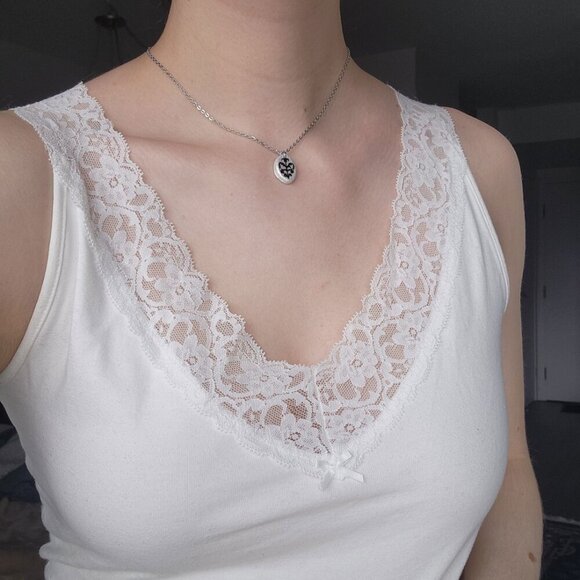 Iridescent Victorian Goth necklace with a small silver chain - Picture 3 of 7